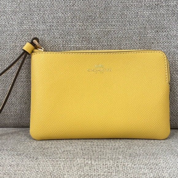 Coach Corner Zip Wristlet In Yellow CV396 - Picture 1 of 6